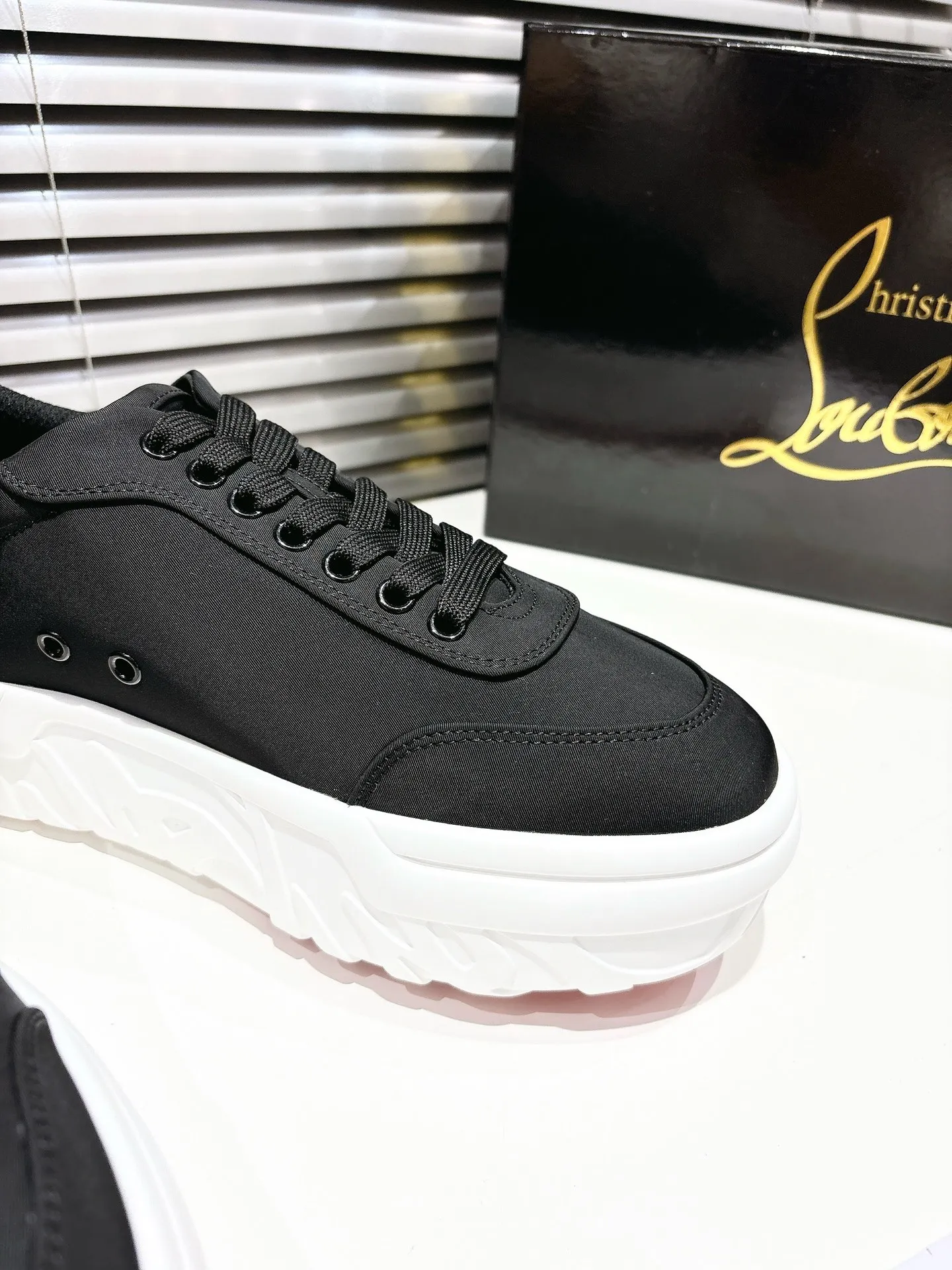 👟👟Ex-factory price 640👟👟 ╔Low-top canvas thick-soled sneakers-black╗ ·Top version customization·2025𝐬𝐬 𝑪𝒉𝒓𝒊𝒔𝒕𝒊𝒂𝒏 𝑳𝒐𝒖𝒃𝒐𝒖𝒕𝒊𝒏 Maison Christian Louboutin Choukario low-top sneakers with an urban feel. Featuring laces and a heel tab at the top, this sneaker is made entirely of Smoke Gray nylon for a softer construction. It features an embossed sole made of environmentally friendly biosourced EVA. ▪️No matter the last type, fabric, diamonds, nails, lining, outsole, it is as close as possible to ZP... ▪️The original sole is specially provided by the original factory ▪️The lining is imported water-dyed cowhide ▪���Private customization time is about 3-7 days —————— Size: Men's 39M-46M